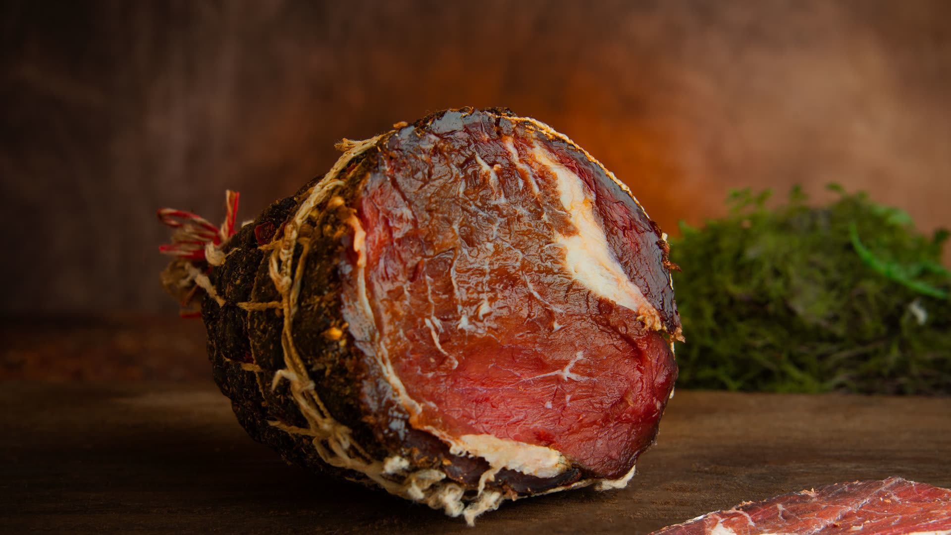 Pièce de viande séchée tranchée, lumière rasante sur la matière